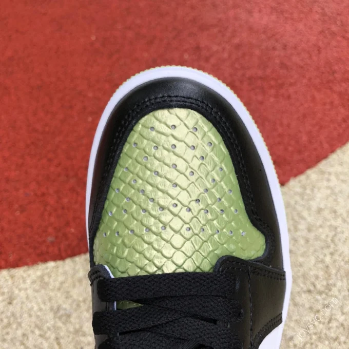 Air Jordan 1 Low Vivid Green Snakeskin Low-Top Sneaker DX4446-301