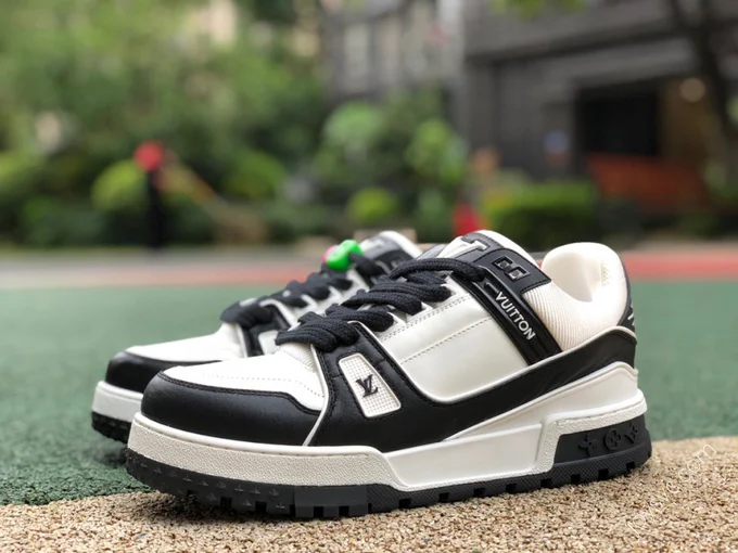 LOUIS VUITTON Trainer Black White