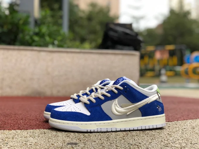 Fly Streetwear x Nike SB Dunk Low DQ5130-400