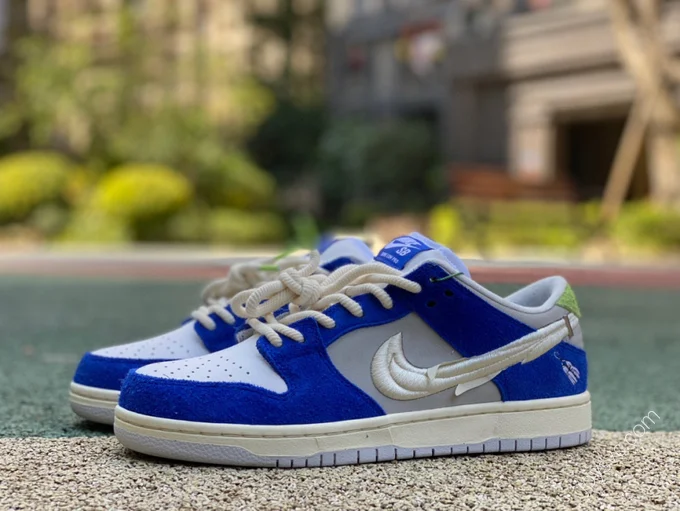 FLY x Nike SB Dunk Low 