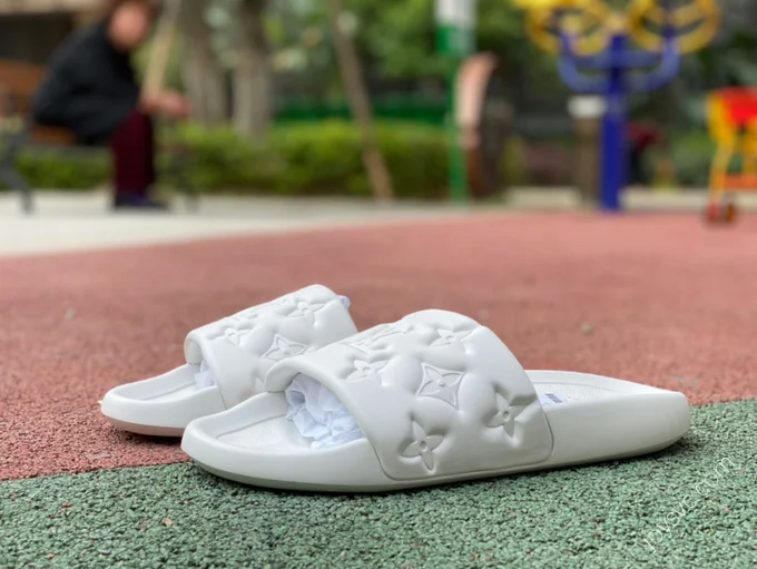 LOUIS VUITTON WATERFRONT Slides White