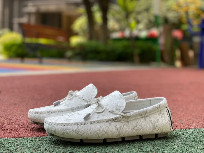 LOUIS VUITTON Moccasin White