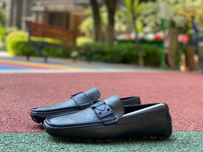 LOUIS VUITTON Moccasin Black