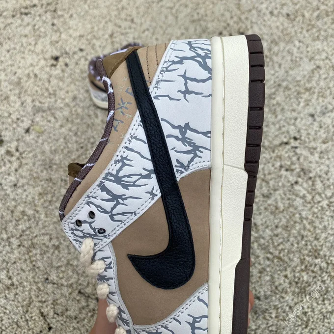 Travis Scott x Nike SB Dunk Low White Brown Paisley CT5053-010