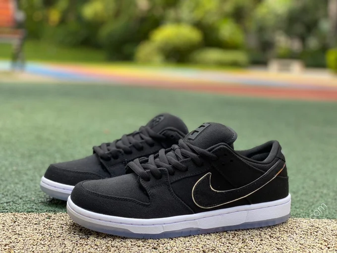 Carhartt x Nike SB Dunk Low FN4193-013