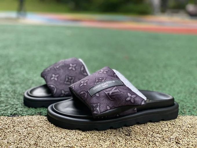 LOUIS VUITTON Slides Black Purple