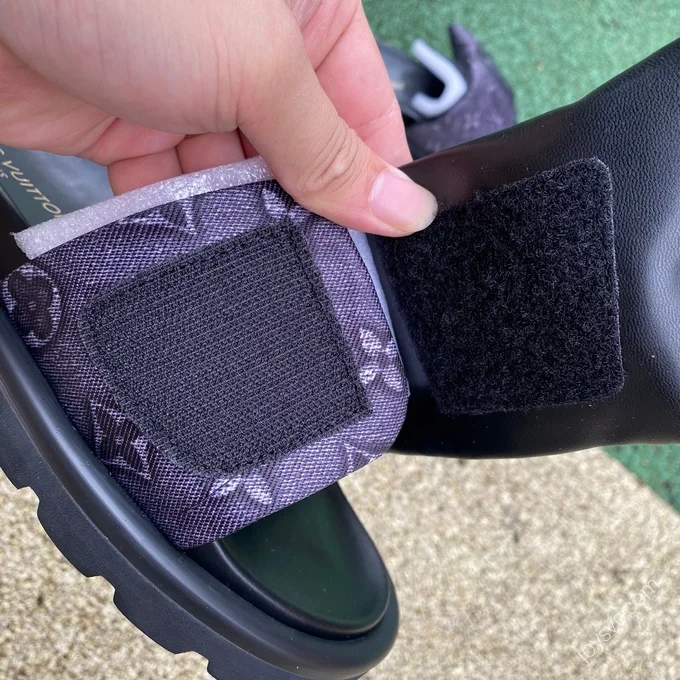 LOUIS VUITTON Slides Black Purple