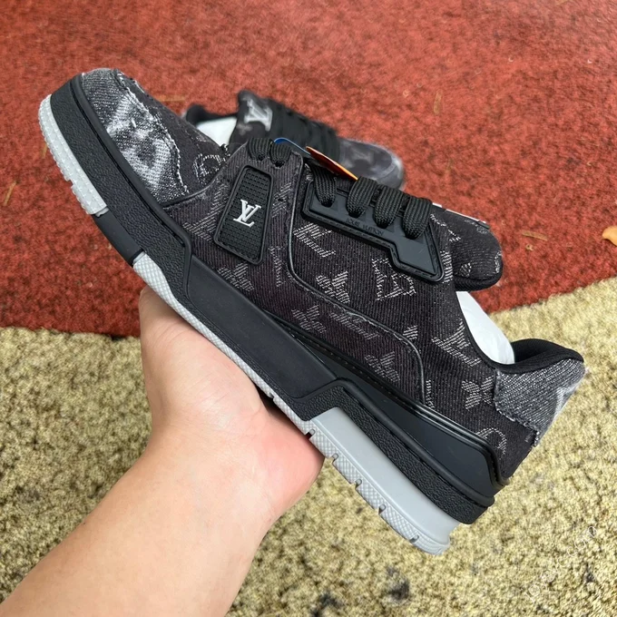 LOUIS VUITTON Trainer Black Grey