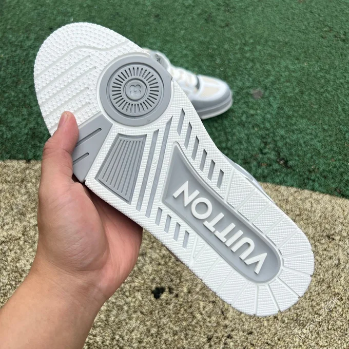 LOUIS VUITTON Skate White Grey