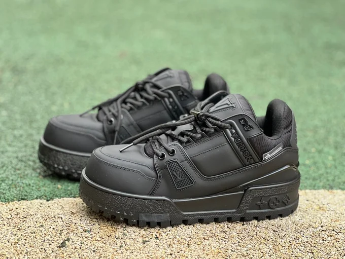 LOUIS VUITTON Trainer Maxi Black