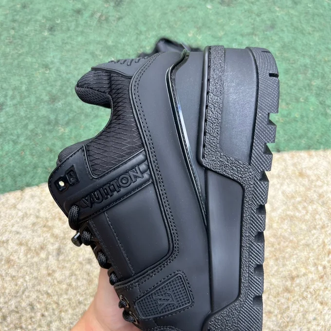 LOUIS VUITTON Trainer Maxi Black