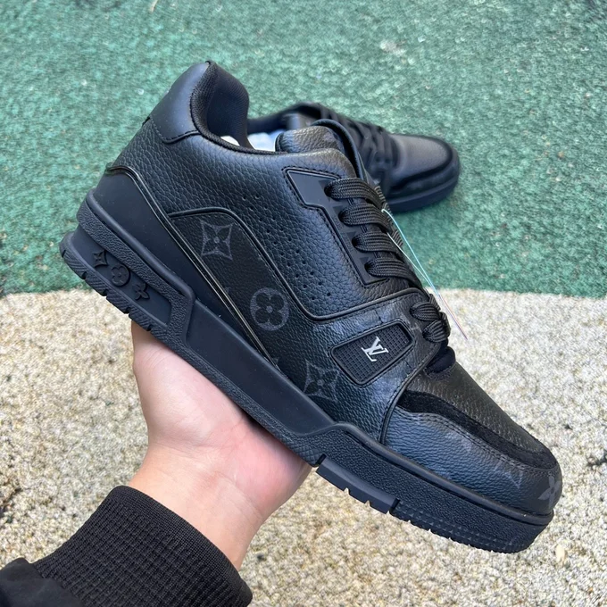 LOUIS VUITTON Trainer Black