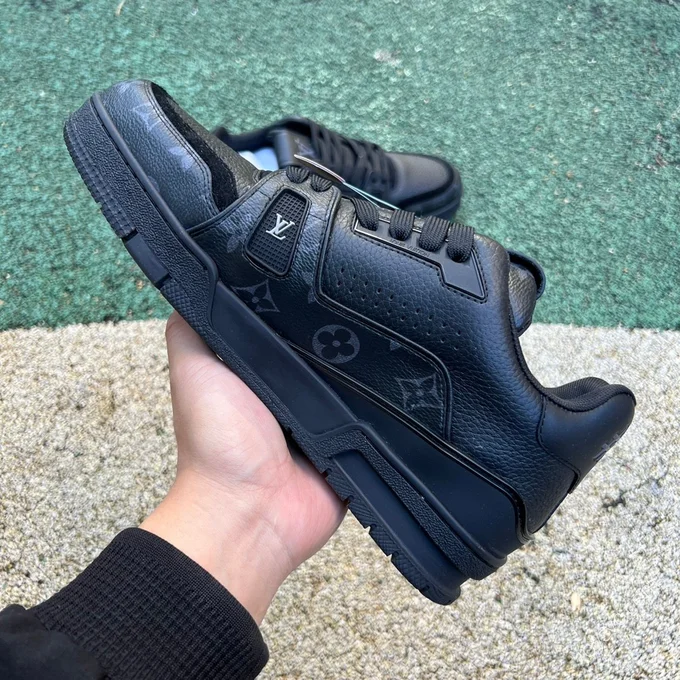 LOUIS VUITTON Trainer Black