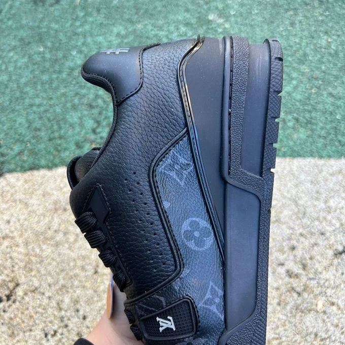 LOUIS VUITTON Trainer Black