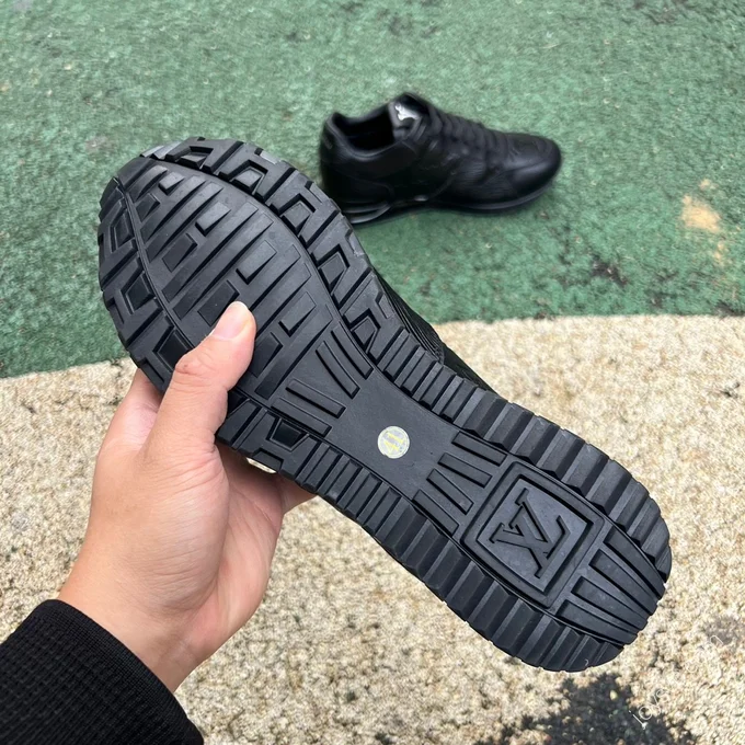 LOUIS VUITTON Run Away Black