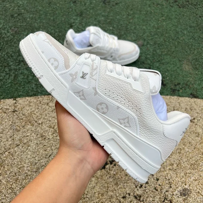 LOUIS VUITTON Trainer White Denim