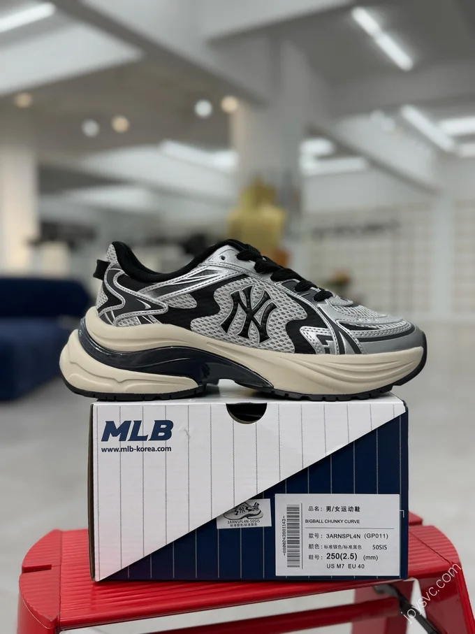 MLB New York Yankees Curve Runner Silver Black