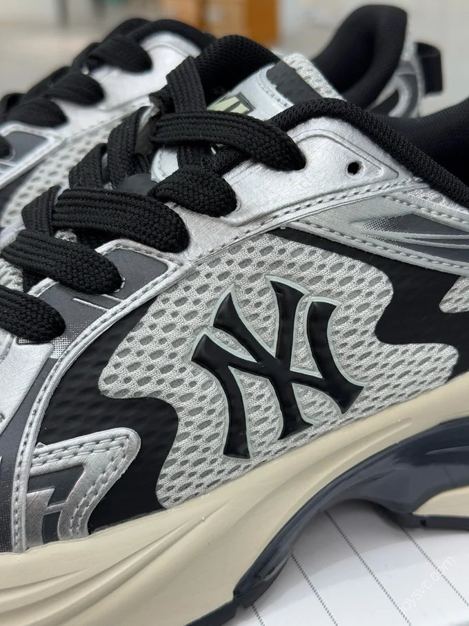 MLB New York Yankees Curve Runner Silver Black